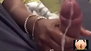 Arm job by Indian mommy