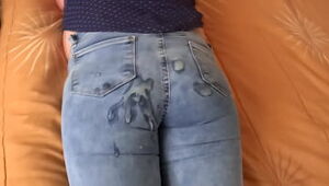 58-year-old Latin mummy in her bedroom, very excited, she calls the spouse of the employee to record what she masturbates several times and asks him at the end to cum on her culo with the jeans on